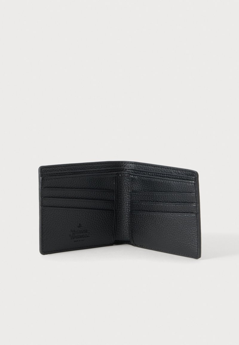 Portafoglio bifold in pelle nera con più scomparti per carte, aperto per mostrare i compartimenti interni su sfondo chiaro.