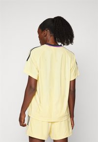adidas Sportswear TIRO CUT STRIPES BOYFRIEND - Tričko s potlačou - almost yellow