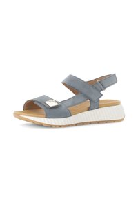Grijze suèdine sandalen met open teen, dubbele verstelbare banden, gouden vierkante accent en een textuur witte plateauzool.