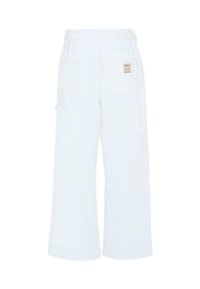Białe bawełniane spodnie dżinsowe o szerokich nogawkach, z dwoma dużymi bocznymi kieszeniami i prostokątną metką z tyłu.