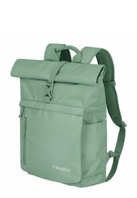 Groene roll-top rugzak met verstelbare bandjes, gemaakt van duurzaam materiaal. Beschikt over een voorvak met rits en een logo op de onderzijde aan de voorkant.