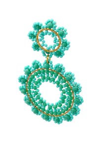 Türkiz gyöngyös fülbevalók arany díszítéssel, rétegezett kör alakú mintákkal és virág formával, kiemelve az aprólékos gyöngyfűzést és a ragyogást.