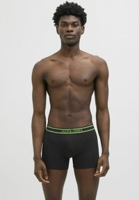 Boxer in cotone nero con elastico verde e nero decorato con il logo "JACK & JONES". Texture liscia, design aderente.