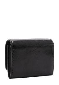Czarny skórzany portfel o teksturowanym wykończeniu, kompaktowy, prostokątny kształt i widoczne szwy wzdłuż krawędzi. Zamknięta konstrukcja bez elementów metalowych.