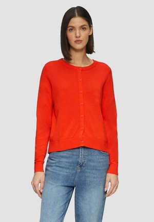 Rode sweater cardigan met een ronde halslijn, lange mouwen en een knoopsluiting aan de voorkant. Zachte textuur met geribde manchetten en zoom.