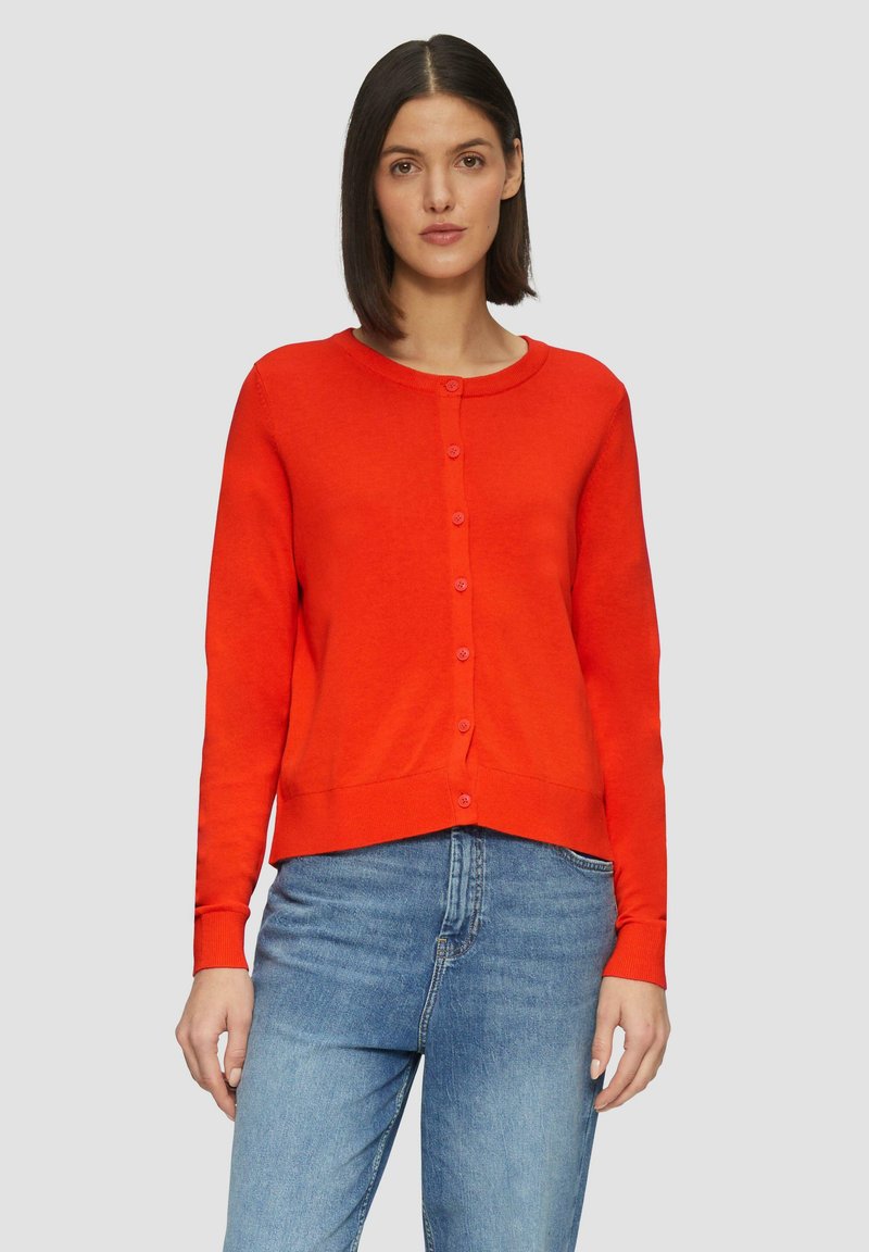 Rode sweater cardigan met een ronde halslijn, lange mouwen en een knoopsluiting aan de voorkant. Zachte textuur met geribde manchetten en zoom.