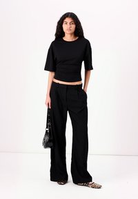 Gina Tricot SOFT TOUCH RUCHED TEE - Jednoduché tričko - black