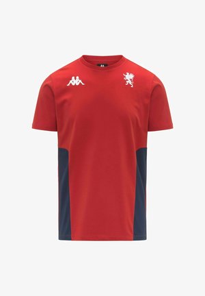 T-shirt de sport rouge à manches courtes avec des panneaux latéraux bleu marine, logo blanc Kappa sur la poitrine gauche, et emblème blanc de griffon sur la poitrine droite.