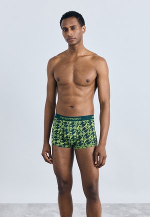 Boxeri cu un model verde și galben, confecționați dintr-un material moale, cu un design ajustat și o bandă elastică cu marcajul "Emporio Armani."
