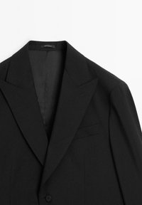 Zwarte blazer met aangeknipte revers, voorzak en enkele knoopsluiting. Gemaakt van een gladde stof, met een strakke en op maat gemaakte uitstraling.