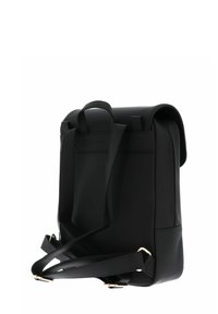 Czarna skórzana plecak z wyściełanymi paskami na ramiona, zaokrągloną klapą i złotymi akcentami hardware. Gładka tekstura z minimalnymi detalami szycia.