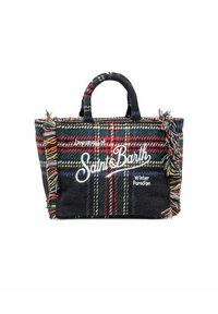 Geruite totebag met zwarte, rode en groene patronen, textuurstof en decoratieve franjes. Inclusief handvatten en bedrukte branding.
