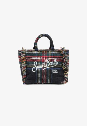 Geruite totebag met zwarte, rode en groene patronen, textuurstof en decoratieve franjes. Inclusief handvatten en bedrukte branding.