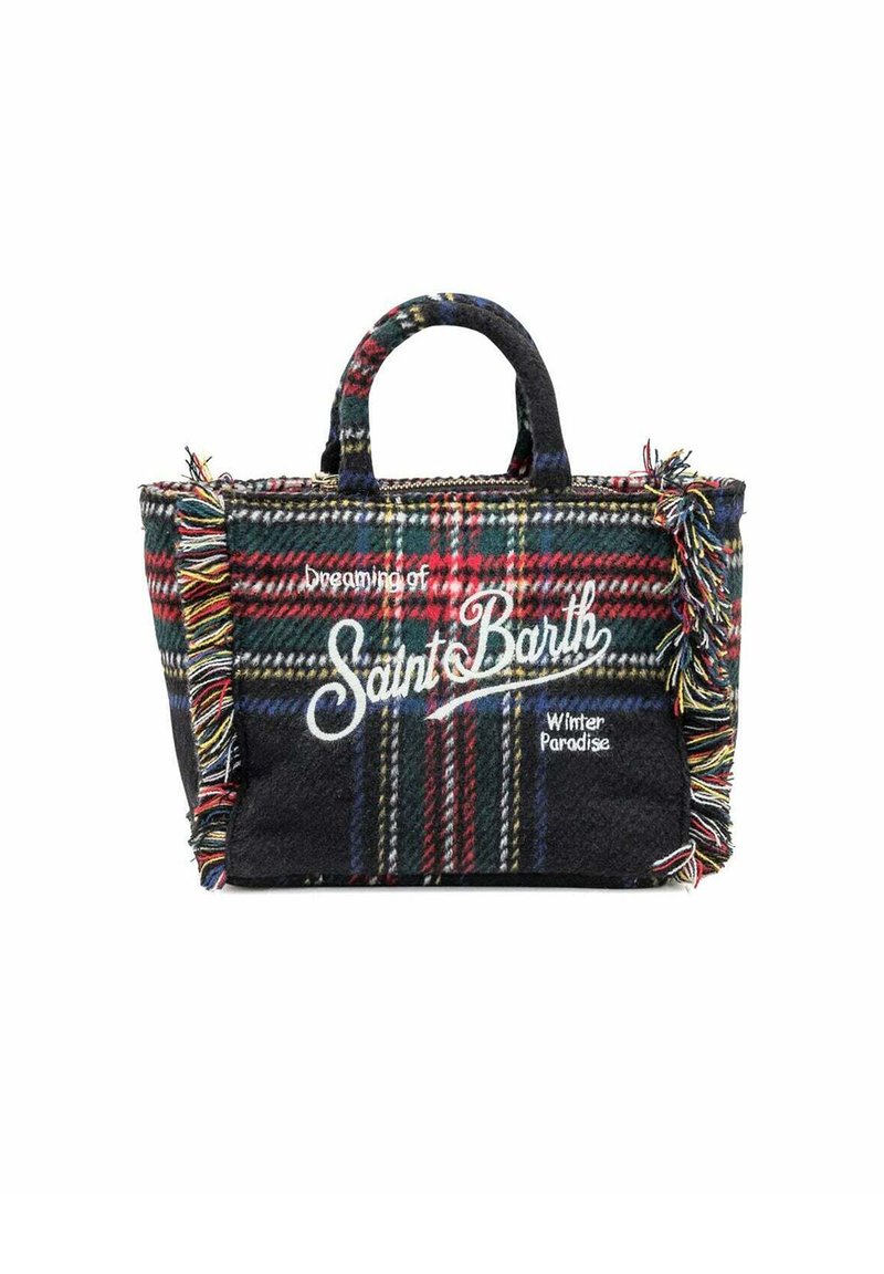 Geruite totebag met zwarte, rode en groene patronen, textuurstof en decoratieve franjes. Inclusief handvatten en bedrukte branding.