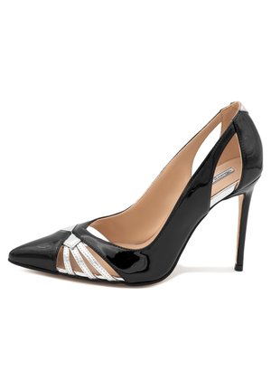 Scarpa con tacco alto in vernice nera, punta affusolata, lati scavati e accenti decorativi bianchi. Il tacco a stiletto aggiunge altezza.