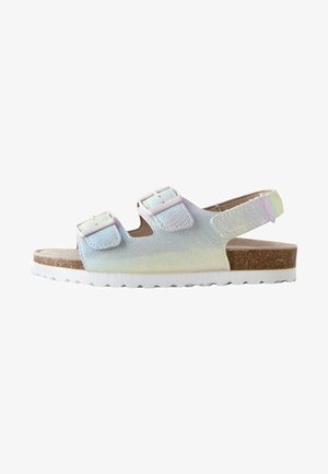 Iridescent sandal med två justerbara spännen, en vit sula, korkfotbädd och en slät, glänsande yta. Öppen baksida för enkel på- och avtagning.
