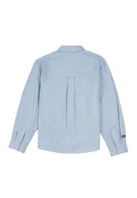 Hellblaues Langarmhemd mit dünnen weißen Streifen, Rückenfalte, abgerundetem Kragen und geknöpften Manschetten. Keine sichtbaren Logos oder Muster.
