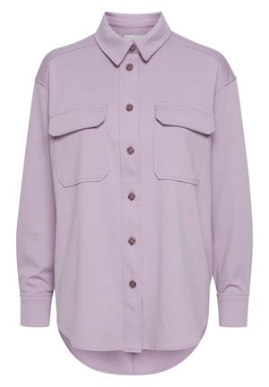 Lavendel button-up shirt gemaakt van zachte stof, met een klassieke kraag, twee borstzakken en een ronde zoom met lange mouwen.