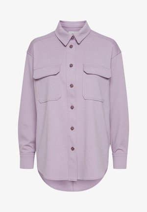 Lilla skjorte med knaplukning lavet af blødt stof, med en klassisk krave, to brystlommer og rund nederdel med lange ærmer.