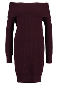 Robe tricotée bordeaux à épaules nues avec texture côtelée, manches longues et silhouette ajustée, se terminant juste au-dessus du genou.