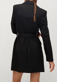 Schwarzes Blazer-Kleid mit tailliertem Design, einreihiger Knopfverschluss, langen Ärmeln und einem gebundenen Gürtel in der Taille. Glatter Stofffinish.