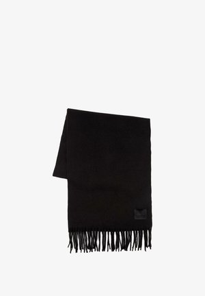 Écharpe noire en tissu doux avec des bords frangés. Présente une texture lisse et une petite étiquette noire d'un côté.