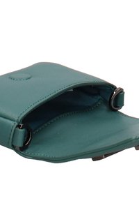 Portafoglio in pelle color teal con chiusura a scatto magnetico e hardware in argento. L'interno presenta una texture liscia con un compartimento aperto e bordi stondati.