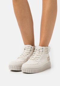 Dockers by Gerli Sneaker high - offweiß