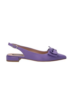 Paarse leren slingback schoen met een puntige neus en een strikaccent aan de voorkant. Lage hak en verstelbare gespsluiting aan de achterkant.