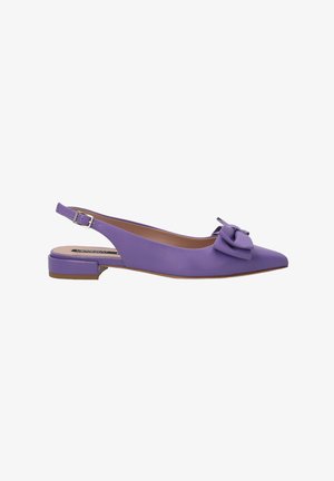 Paarse leren slingback schoen met een puntige neus en een strikaccent aan de voorkant. Lage hak en verstelbare gespsluiting aan de achterkant.