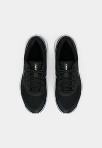 Svarte treningessko med mesh-overdel, snøring og gummisåle. Diskrete hvite og blå detaljer nær hælen og sidene.