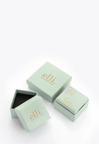 Boîtes à bijoux en carton vert menthe avec logo doré, formes carrée et hexagonale, une ouverte révélant un intérieur en velours noir, design écologique.