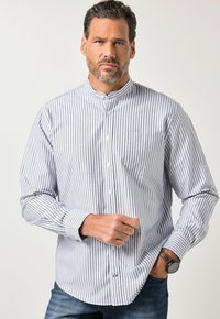 Camicia a righe in cotone blu e bianco con bottoni, colletto alla coreana e taschino sul petto. Tessuto liscio; maniche lunghe con polsini con bottoni.