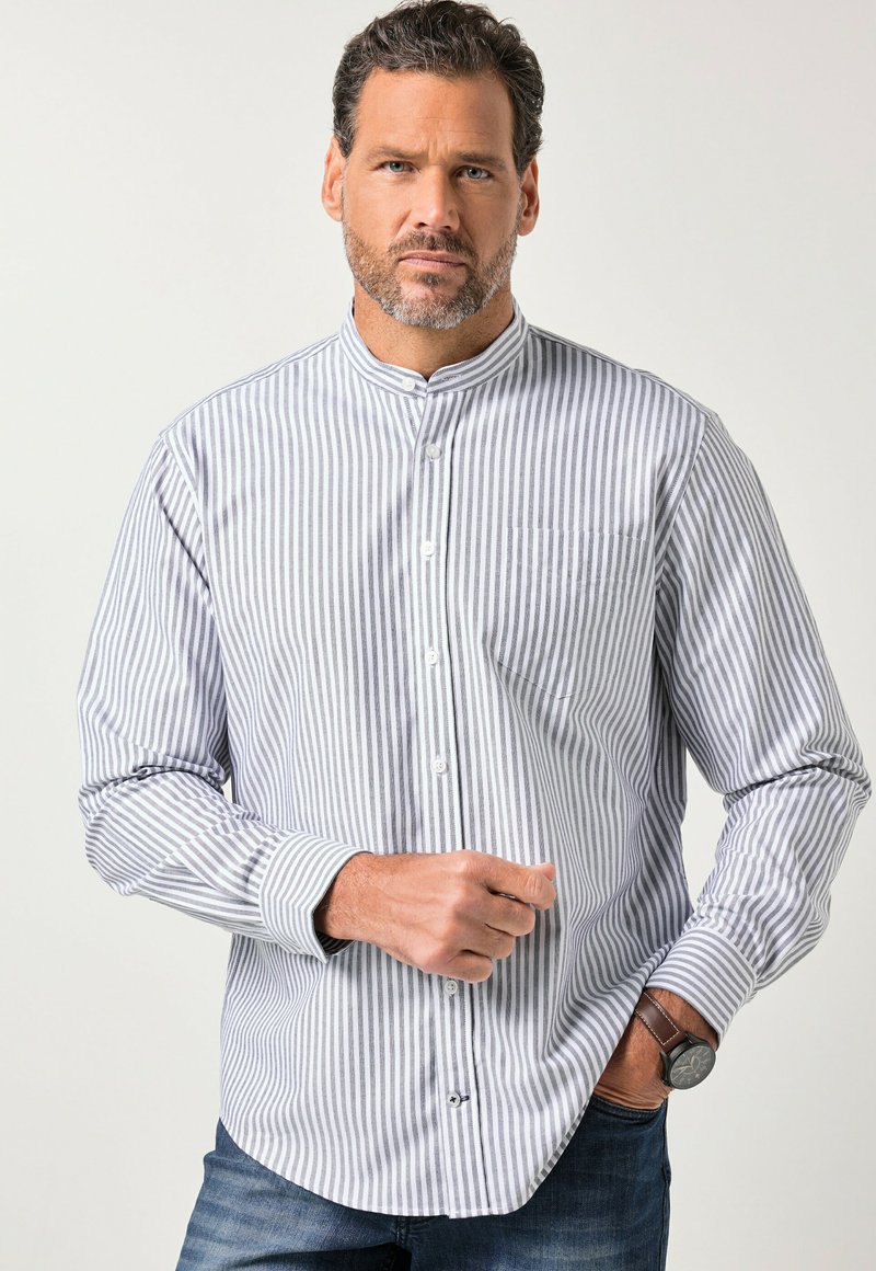 Camicia a righe in cotone blu e bianco con bottoni, colletto alla coreana e taschino sul petto. Tessuto liscio; maniche lunghe con polsini con bottoni.