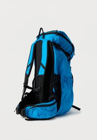 Μπλε και μαύρο σακίδιο πεζοπορίας με επενδυμένους ιμάντες ώμου, ζώνη μέσης με τσέπες με φερμουάρ και πλαϊνές τσέπες από δίχτυ, που στέκεται σε λευκό φόντο.