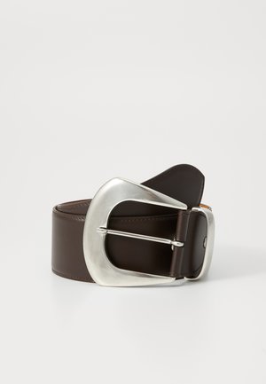 Pruun nahkrihm, millel on suur hõbedatooniline metallist pandla, millel on sile tekstuur ja minimalistlik, ümar kuju.