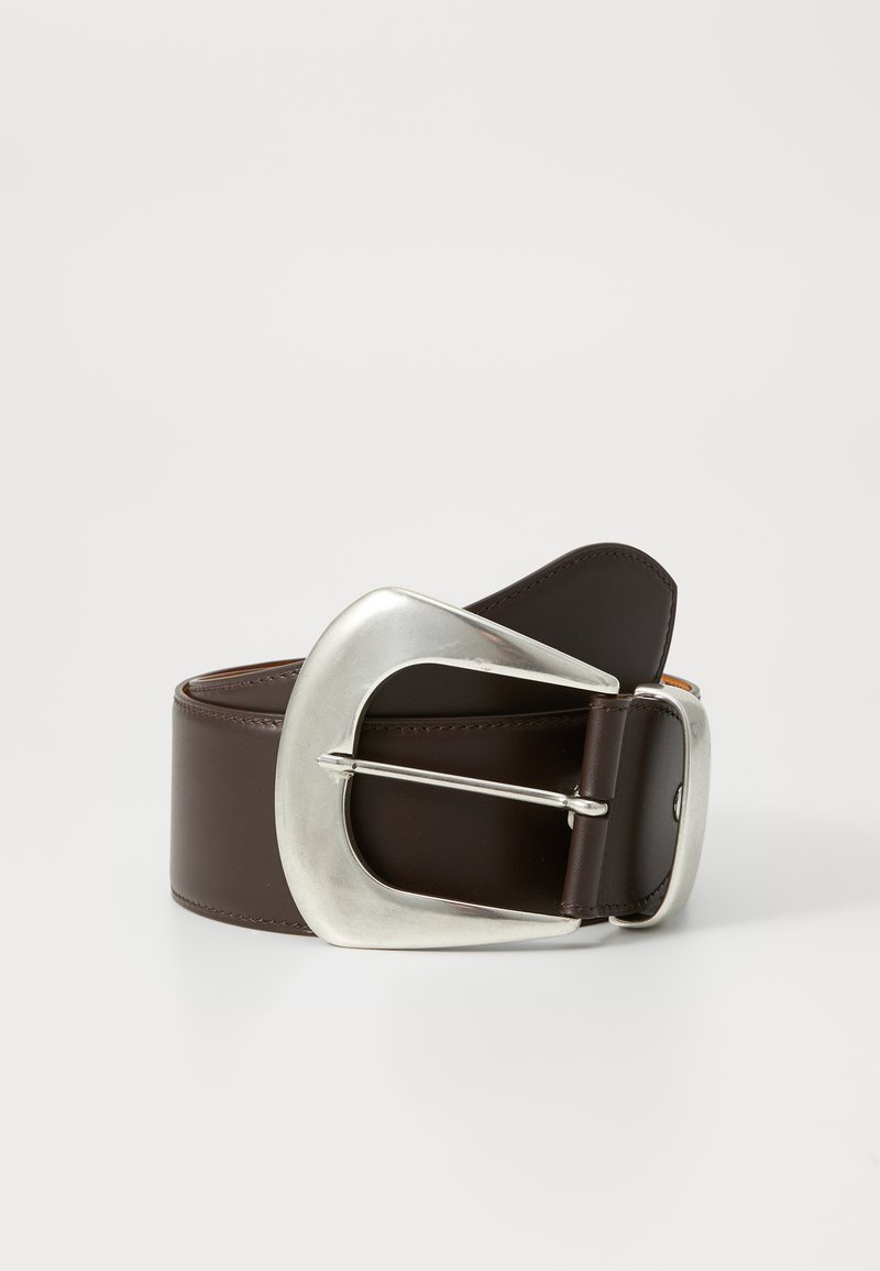 Bruine leren riem met een grote zilverkleurige metalen gesp, met een gladde textuur en een minimalistisch, rond ontwerp.