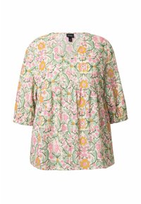 Blusa floreale in tessuto leggero, caratterizzata da un motivo verde, rosa e giallo, scollo rotondo e maniche a tre quarti con dettaglio arricciato.