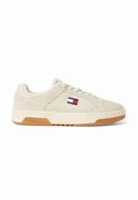 Baskets décontractées basses couleur blanc cassé avec semelle beige, design à lacets, et logo Tommy Jeans sur le côté et la semelle.