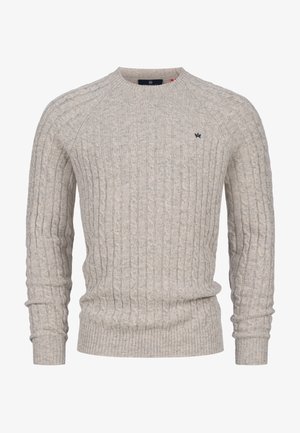 Lichtbeige kabelgebreide wollen trui met ronde hals en klein zwart geborduurd logo op de linkerborst.