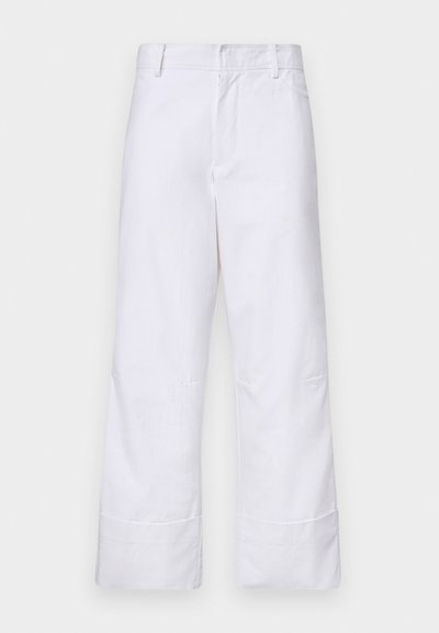 Λευκά βαμβακερά παντελόνια με ίσια γραμμή, που διαθέτουν διπλωμένο στρίφωμα και πλαϊνές τσέπες. Απλός σχεδιασμός χωρίς ορατά μοτίβα ή διακοσμητικά στοιχεία.