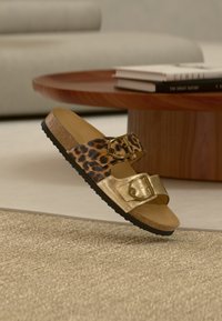 Δεν επιλέχθηκε, gold-coloured