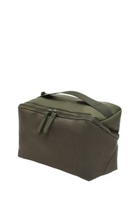 Borsa da toilette verde oliva con forma rettangolare, realizzata in tessuto robusto, presenta una maniglia superiore e una chiusura con doppia cerniera. Texture liscia.