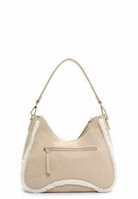 Beige suéde håndtaske med en tekstureret hvid pelskant, buet form, lynlåslukning i toppen og en frontlomme med lynlås. Lang skulderrem.