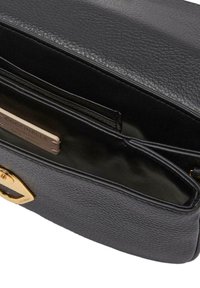 Zwarte leren handtas met een gestructureerde afwerking, voorzien van een gouden accent en een interne zak. Flap sluiting en strakke lijnen.