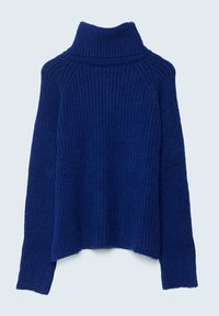 Pull à col roulé en tricot côtelé bleu marine avec manches longues et ourlet légèrement raccourci sur un fond clair.