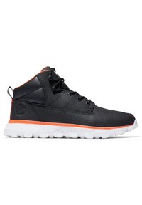 Baskets montantes noires avec tissu texturé, accents orange, semelle blanche et logo. Comprend des lacets ronds et un col rembourré pour le soutien.