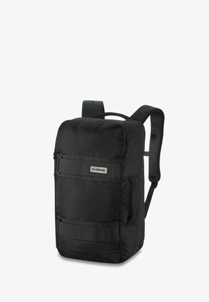 Sac à dos rectangulaire noir Dakine avec bretelles rembourrées, sangles frontales et poignée de transport supérieure sur fond blanc.