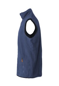 Marineblaue Fleece-Weste mit hohem Kragen, ärmellosem Design und einer seitlichen Reißverschlusstasche, akzentuiert mit einem braunen Ledergriff. Glatte Textur.
