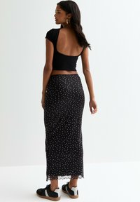 New Look SPOT MIDI  - Falda larga - black pattern